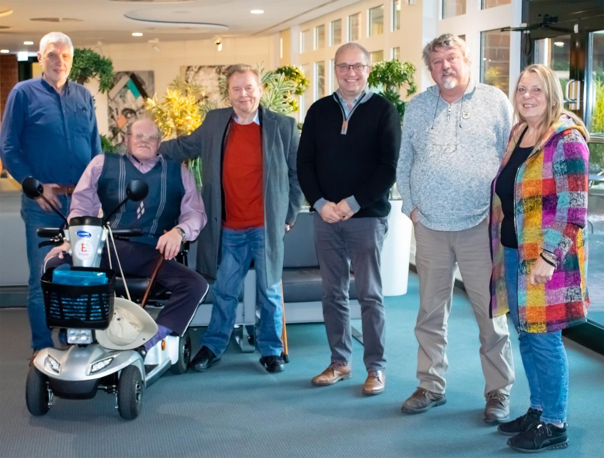 Behindertenbeirat SPD/UWG Gruppe Sechs Personen stehen im Foyer eines Gebäudes.