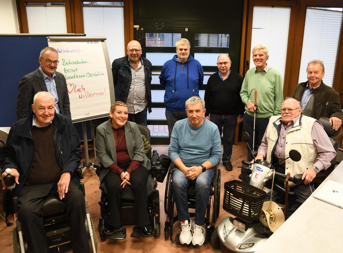 Gruppe von Personen in einem Innenraum