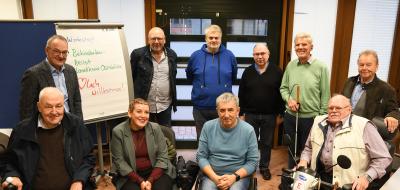 Gruppe von Personen in einem Innenraum
